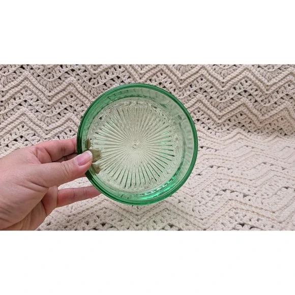 Vintage Green Uranium Glass Bowl Starburst Pattern Glows UV Blacklight 4.5 Inch - Picture 7 of 7